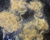 A picture of step 6 of Instant noodles pakoray.