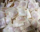 Foto del paso 3 de la receta: Ravioles a la Crema con Jamón y Queso