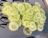 Une image de l'étape 9 de Salade composée au concombre, tomates, feuille de chêne et oignon rouge.