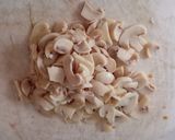 A picture of step 1 of Spaghetti with Mackerel and Mushroom Sauce.