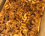 Schneller und einfacher Flammkuchen mit Schinken, Speck und Zwiebeln Rezeptschritt 4 Foto