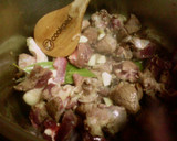 Foto del paso 2 de la receta: Morcillo de ternera con guisantes, champiñones y aceitunas