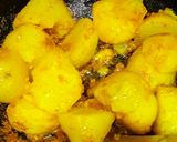 A picture of step 2 of Dum aloo.
