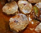 Foto del paso 4 de la receta: Bifes de peceto en salsa roja al vino blanco