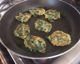 Foto del paso 4 de la receta: Tortitas de atún con espinacas en salsa