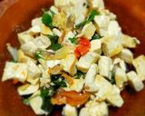 Foto langkah ke 5 dari resep Tumis Tahu Kemangi Pedas Sederhana.