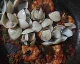 Foto del paso 5 de la receta: Lubina con gambas y almejas en salsa