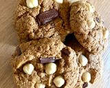 Une image de l'étape 5 de Cookies à la purée de noisettes, chocolat noir à la fleur de sel Omie et noisettes entières grillées.