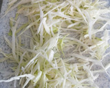 Foto del paso 2 de la receta: Ensalada de col y manzana con vinagreta de queso azul