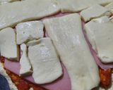 Foto del paso 4 de la receta: Pizza con pernil, salsa de morrón, cebolla y tomate
