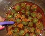 A picture of step 5 of Gum berry (gunda) and raw mango sabji.