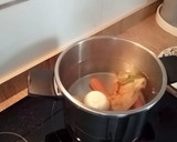 Foto del paso 2 de la receta: Gallina guisada con bechamel receta típica de Galicia