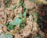 Foto langkah ke 4 dari resep Nasi Cokot isi Ayam Suwir Rica Kemangi.