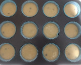 Foto del paso 5 de la receta: Magdalenas con pepitas de chocolate