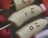 Foto del paso 1 de la receta: Plátanos navideños con fresas frambuesas y nubes