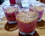 صورة لخطوة 1 من وصفة تحلية الطبقات بفلون الفراولة والبيسكوي 🍓🍪