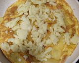 Foto langkah ke 5 dari resep Potato Cheese Omelette.