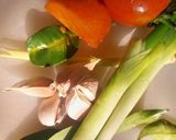 Foto langkah ke 1 dari resep Sop Ayam super simpel.
