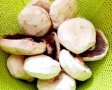 عکس مرحله 2 از دستور بلانچ کردن قارچ، بدون سیاه شدن(سریع و ساده)