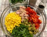 Foto del passaggio 3 della ricetta Insalata di farro con mais, olive, parmigiano, pomodorini, rucola e tonno🌽🫒🍅🌱