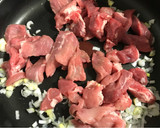 Foto del paso 5 de la receta: Berenjena, cebolla y cerdo con miso