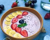 Foto langkah ke 2 dari resep Banana Strawberry Smoothies Bowl.