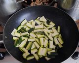 Foto del passaggio 4 della ricetta Spaghetti con zucchine,pomodorini e mandorle
