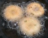 A picture of step 7 of Medu Vada.