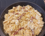 Foto del paso 3 de la receta: Pasta con tomate seco y requesón
