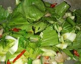 Foto langkah ke 3 dari resep Tumis pockoy bakso.