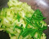 Hình bước làm 3 của món Khổ qua xào mì căn