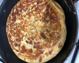 Foto del paso 3 de la receta: Tortilla de jamón con cebolla y pimientos rojo