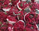 Foto del paso 5 de la receta: Cebollas rellenas de remolacha y verdeo