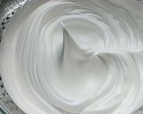 Gambar langkah 3 resipi Meringue Kisses.