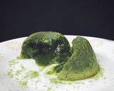 Foto langkah ke 5 dari resep Matcha lava cake (green tea molten lava cake).