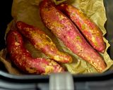 صورة لخطوة 4 من وصفة بطاطا مشوية في القلاية الهوائية 🥔