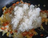 รูปขั้นตอนการทำที่ 3 ของ ข้าวผัดกุนเชียง