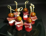 Foto del paso 7 de la receta: Brochetas de sandía, jamón, queso y cherrys