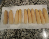 Foto del paso 2 de la receta: Canapés de salmón ahumado y espárragos con queso