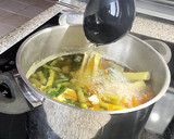Foto del paso 5 de la receta: Caldo de Aprovechamiento (con verduras pochas y peladuras)