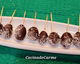 Foto del paso 4 de la receta: Chupa-chups de uvas bañadas de chocolate