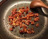 Hình bước làm 3 của món Cơm chiên Dương Châu