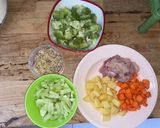 Foto langkah ke 1 dari resep Sop Ayam Seger.