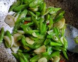 Foto langkah ke 5 dari resep Tumis Buncis Lada Putih.