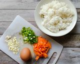 Foto langkah ke 1 dari resep Nasi Goreng Bekal Praktis.