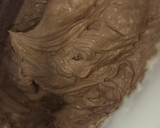Foto del paso 9 de la receta: Bizcocho de limón y vainilla, buttercream y cobertura de chocolate