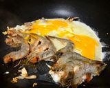 รูปขั้นตอนการทำที่ 3 ของ รวมมิตรผัดไข่กุ้งสด