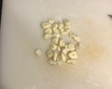 Foto del paso 1 de la receta: Revuelto de gulas y bocas de mar (surimi)