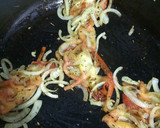 Foto del paso 3 de la receta: Pechugas con cebolla-tomate con guarnición