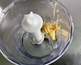 Une image de l'étape 2 de Sauce salade épicée au basilic, moutarde, ail et citron.
